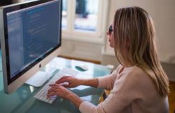 Optimisation SEO avec des images de qualité et des attributs ALT pertinents